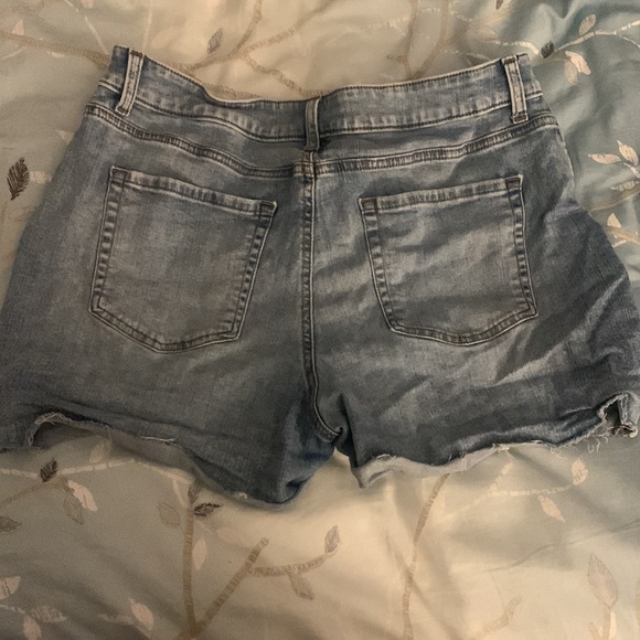 Distress Jean Short - Picture 2 of 2